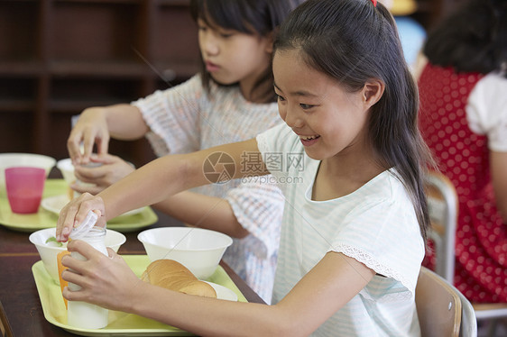 小学教室吃午餐的学生们图片