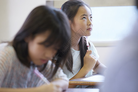 教室内考试思考的小学生图片