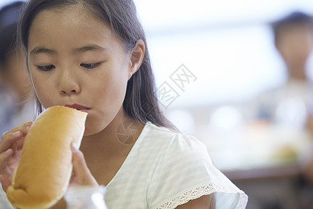 小学教室吃午餐的女学生图片