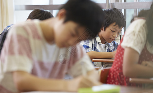 教室内考试的小学生图片