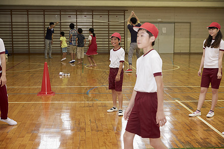 正在上体育课的小学生图片