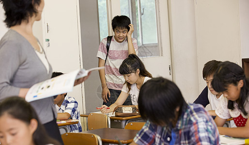 在教室里打闹的小学生图片