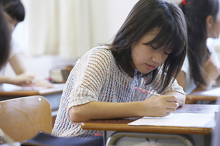 正在教室里鞋子的女孩图片