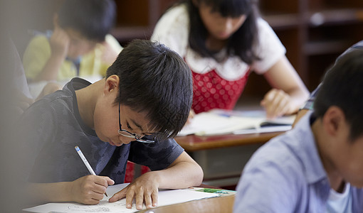日本学校建筑正在考试的男孩背景