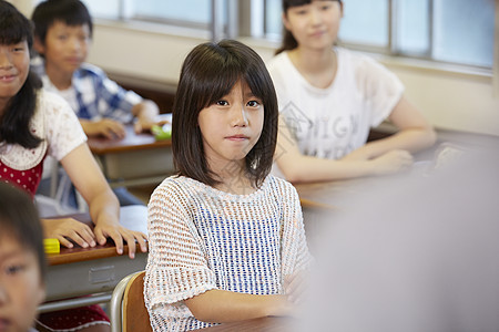 班级里的可爱学生图片