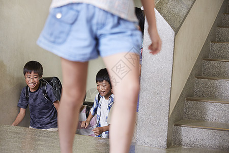 赶着去上课的小学生图片