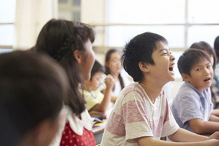 小学生在班级里欢声大笑图片