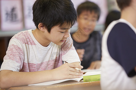 小学班级学生上课学习图片