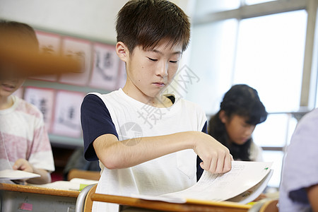 小学班级学生上课学习图片