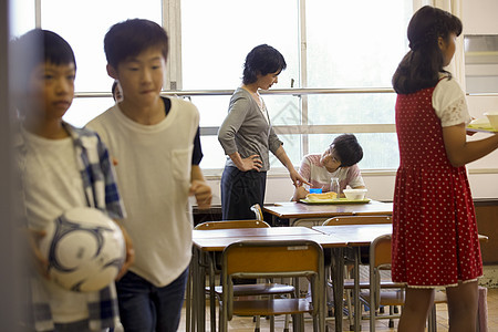 老师督促学生吃饭图片