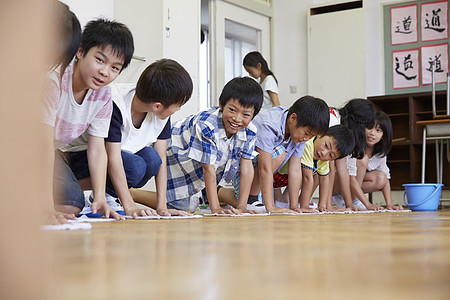 男生并成一排抹地板图片