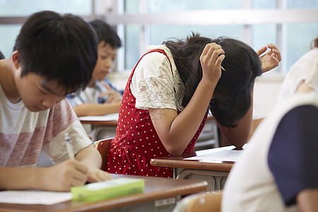 考试埋头思考的学生图片