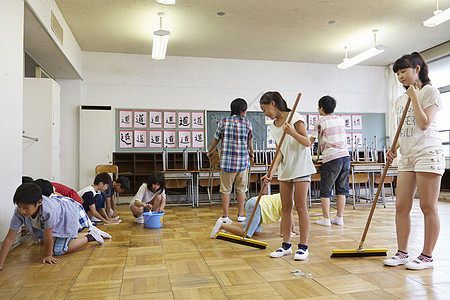 打扫教室课间值日的学生背景