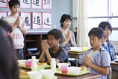 双手合十的学生图片