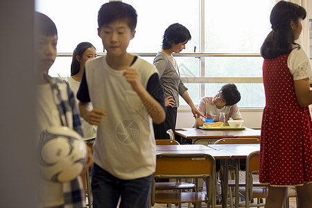 课间老师督促学生吃饭图片