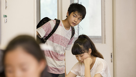 上课迟到的男生图片素材