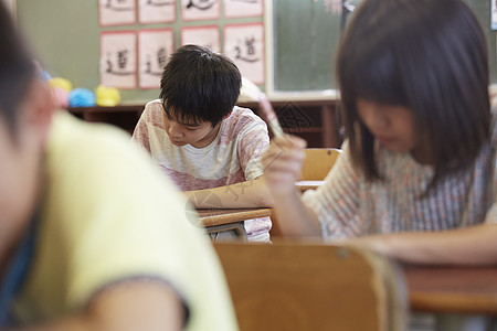 认真做题的学生图片