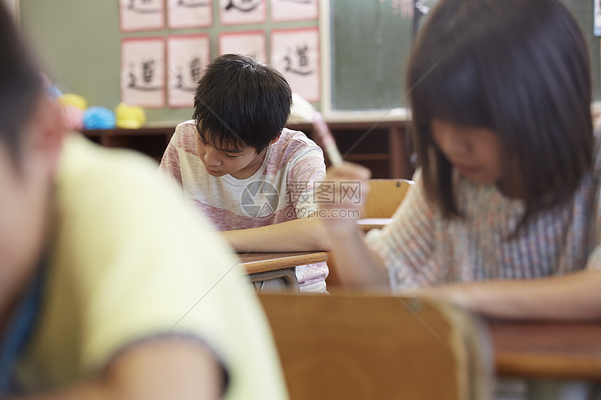 认真做题的学生图片