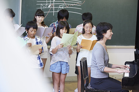 钢琴课程学生们一齐唱歌背景