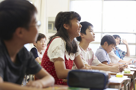 认真上课的学生图片