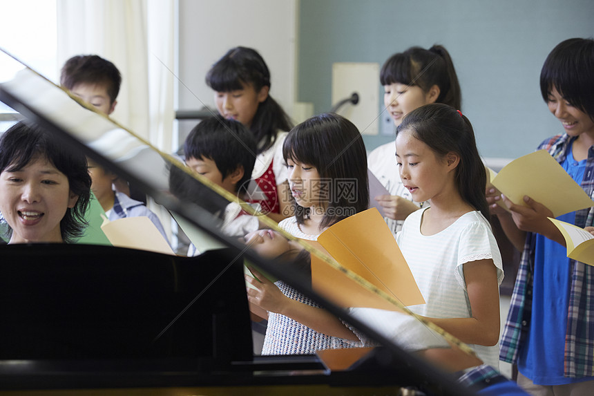 音乐课上唱歌的学生们图片