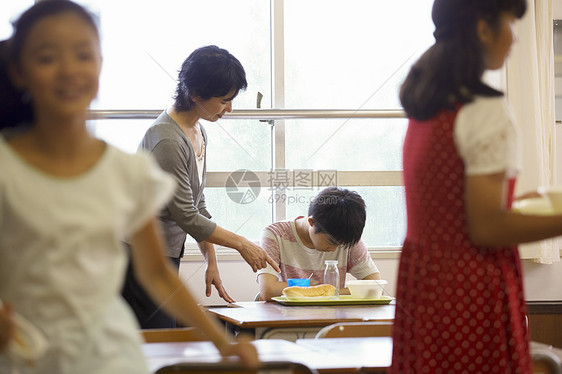 老师督促学生吃饭图片