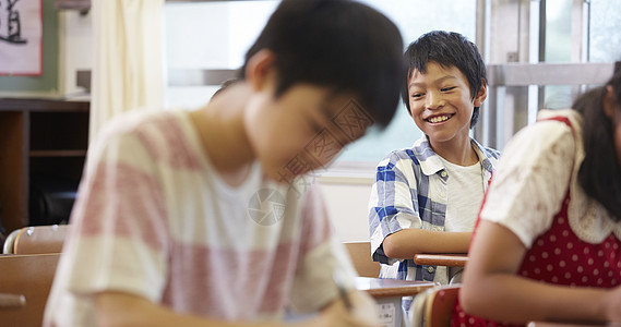 小学班级学生上课学习图片