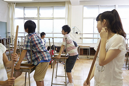 小学教室打扫卫生图片