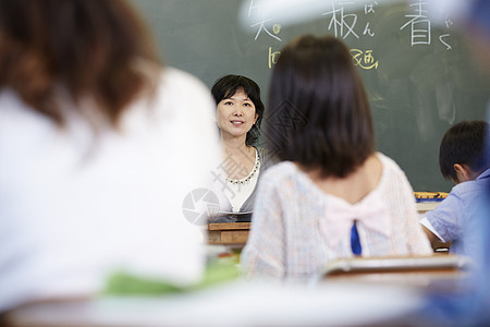 小学班级上课的教师图片