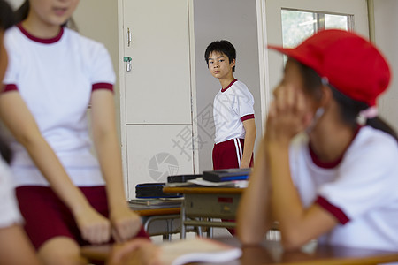 教室门外的小学生图片