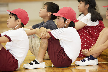 上体育课的小学生图片