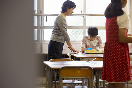 小学教室吃午餐的学生和老师图片