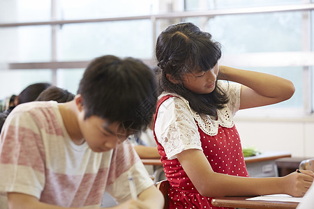 教室内考试的小学生图片