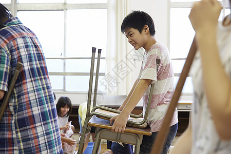 小学教室打扫卫生图片