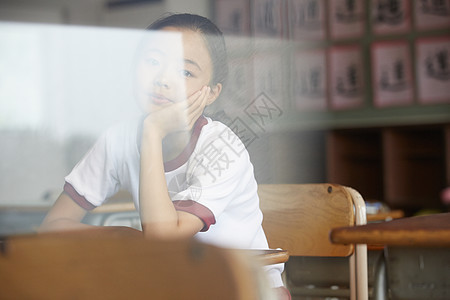 小学教室里的女学生图片