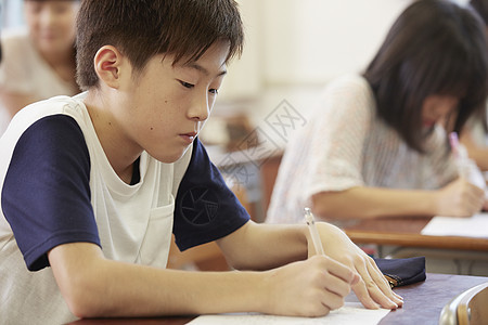 教室里认真学习的学生图片