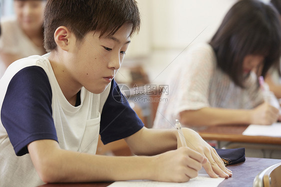 教室里认真学习的学生图片