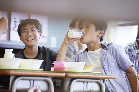 小学教室吃午餐的学生们图片