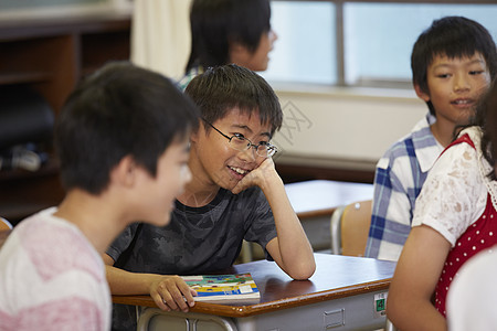 教室内聊天的小学生们图片