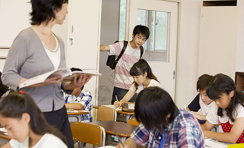 小学班级学生上课迟到图片