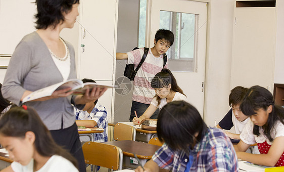 小学班级学生上课迟到图片