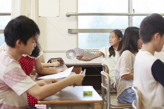 教室内考试分发试卷的小学生图片