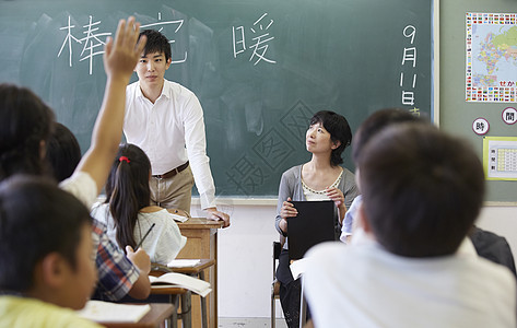 小学班级学生上课举手回答图片