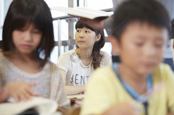 小学班级学生上课学习图片