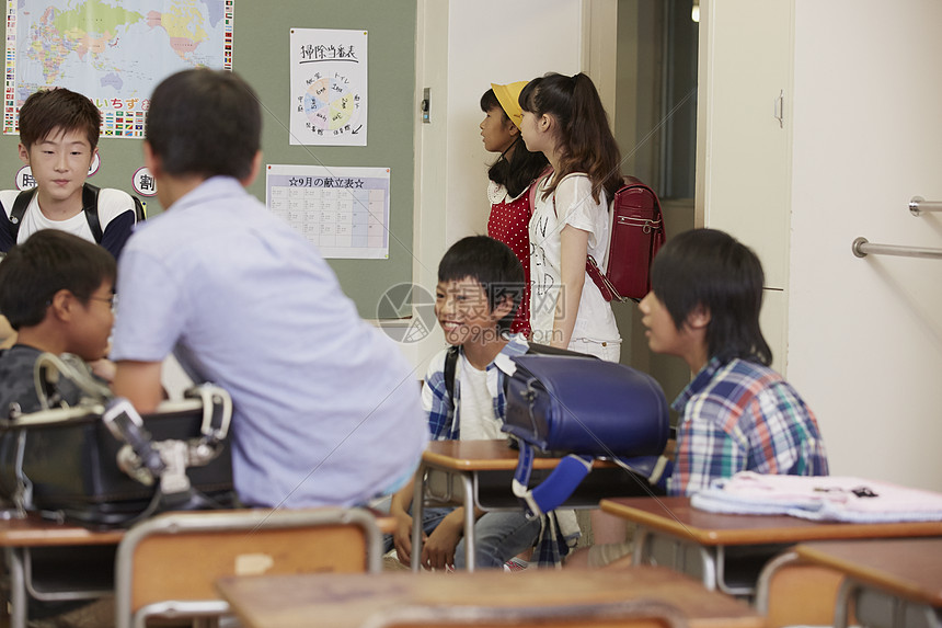 教室陆续到达的学生图片