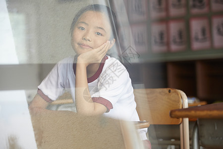 小学教室里的女学生图片