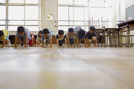 小学教室打扫卫生的学生们图片