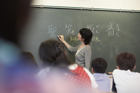 老师在给学生上课图片