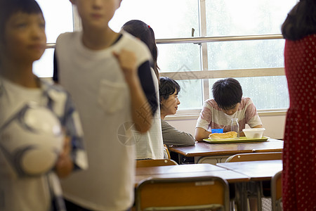 学校里的学生在吃午餐图片