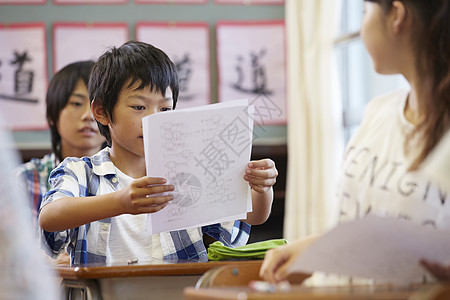 上课学习的小学生图片